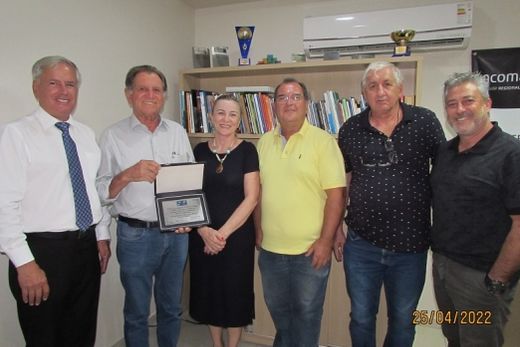 Homenagem. Entidade entregou placa para Agrofito