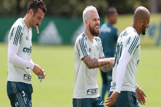 Lucas Lima ao lado de Edu Dracena e Felipe Melo na Academia