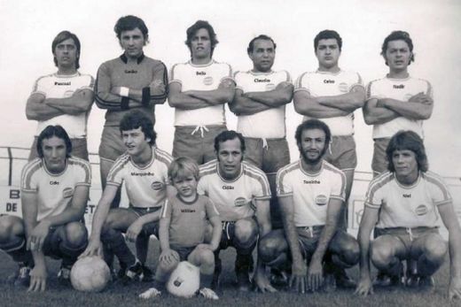 A equipe do Toriba em 1976. Em pé: Pascoal, Gatão, Belo, Cláudio, Massote e Nadir; agachados: Cido, Marquinhos, Cidão, Toninho e Niel. O mascote é Willians