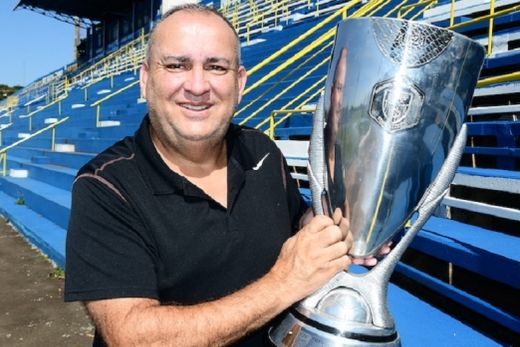 Pedrão, com a taça de vice-campeão da Bezinha de 2021. "Afirmo que, desde a década de 1990, a Matonense entra em campo e tem suas conquistas em virtude da atuação do Galli e das empresas parceira