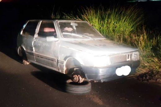 Carro furtado. Ladrões já tinham vendido as rodas para um receptador