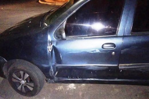 Carro avariado. iat Pálio estava com uma mancha de sangue na porta traseira esquerda
