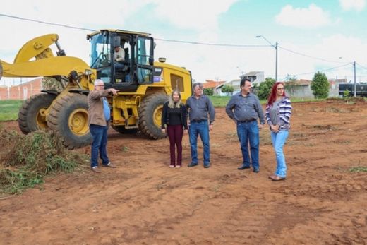 Verificando os últimos detalhes do planejamento. O prefeito Cido Ferrari esteve no local, acompanhado por Ademir de Souza, Márcia Ferrari, Luiz Tamanini e Marta de Almeida