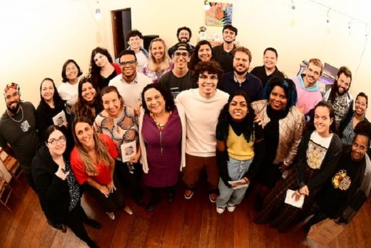 Noite de lançamento. Jovens autores, coordenadores e realizadores dos projetos do Instituto Terroá e parceiros, na Casa da Cultura 'Prefeito Armando Bambozzi'