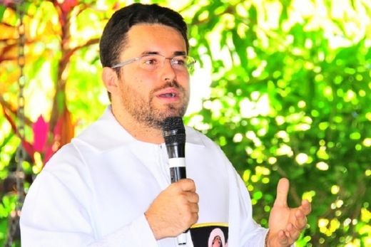 O padre Luiz Albertus Sleutjes. "Em unidade com os outros padres e lideranças católicas da cidade ? bem como com as outras denominações religiosas ? é possível dar uma resposta sincera e efetiva