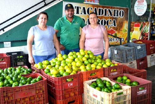 Exemplo. Vânia Pinotti Marguti, Adriana Thomé Pinotti e Jorge Luís Marguti comercializam a própria produção do Atacadinho da Roça
