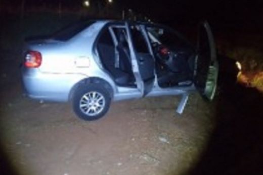 Roubo. Ela, o marido e o primo estavam no Fiat Siena perseguido pela polícia