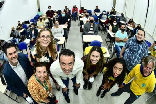 Noite de Aula Magna. Junior, Elisangela, Margô, Cadu, Carolina, Tainá e Alemão, com o aluno Lucas