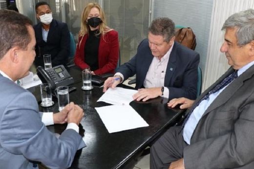 Contrato. João Marchesan assina a documentação juntamente com os gestores do Hospital e do Iamspe
