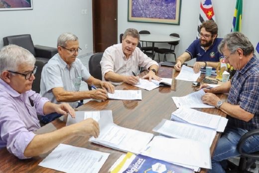 Consenso. Ademir de Souza, Roberto Cadioli, João Marchesan, Willian Bassi e Cido Ferrari, reunidos na Prefeitura