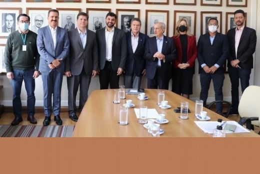 Reunião. João Marchesan com representantes do Hospital, das Secretarias de Estado da Saúde, da Agricultura e deputados