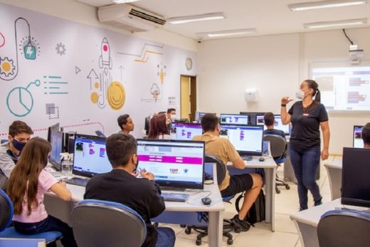 Escola de Robótica no Sesi-Matão. Turmas são divididas em Kids (8 a 11 anos) e Teens (12 a 15 anos)