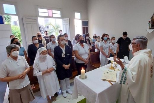 Fé. Dentre as celebrações, no dia 12, o Hospital providenciou uma Missa de Ação de Graças conduzida pelo padre Emílio Mancini