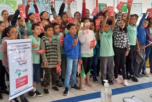 'Valorizando Sorrisos'. Ação educacional consiste em ensinar as crianças a higienizarem os dentes de maneira correta
