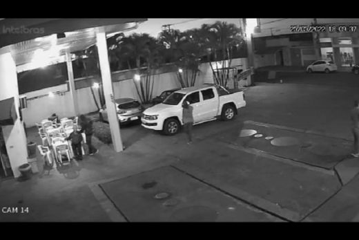 Roubo de caminhonete. Dois criminosos armados abordaram a vítima na noite da quarta-feira (25)