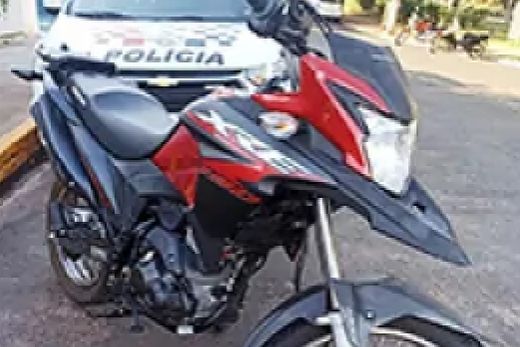 Moto encontrada. Policiais avistaram o veículo sendo conduzido por um adolescente