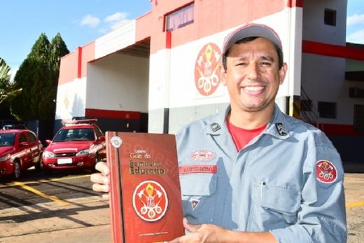 O sargento Lupércio. "O Programa Bombeiro Educador visa proporcionar maior segurança, integridade física e patrimonial, além da proteção ao meio ambiente"