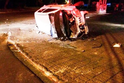 Capotamento. Motorista foi socorrido pelo Samu e levado ao Pronto Socorro