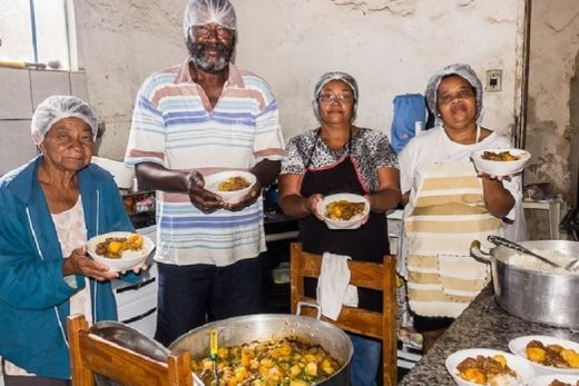 Voluntários. Ditinha, Amarante, Roseli e Solange, na preparação das marmitas