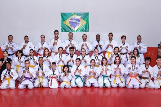 Atletas da Bushido Kai. No Campeonato Paulista disputado em Limeira, no dia 28, a equipe matonense conquistou 16 medalhas de ouro, 19 de prata e oito de bronze