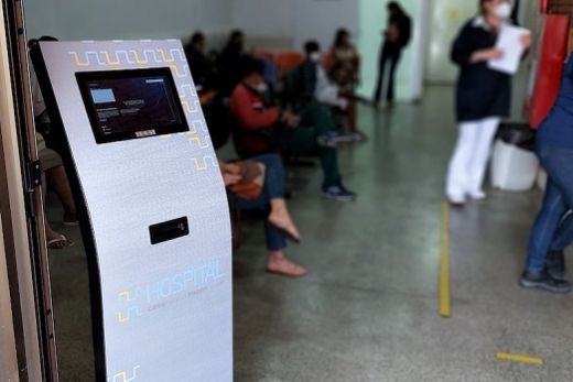Totens. Por causa do grande fluxo de pessoas, o Pronto Socorro é o primeiro local a receber o sistema
