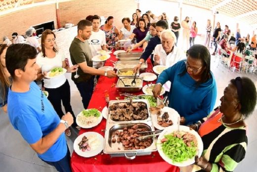 No Clube de Campo. Costela e acompanhamentos foram servidos por 'O Costeleiro', num evento que distribuiu brindes, teve música ao vivo e brinquedos para as crianças