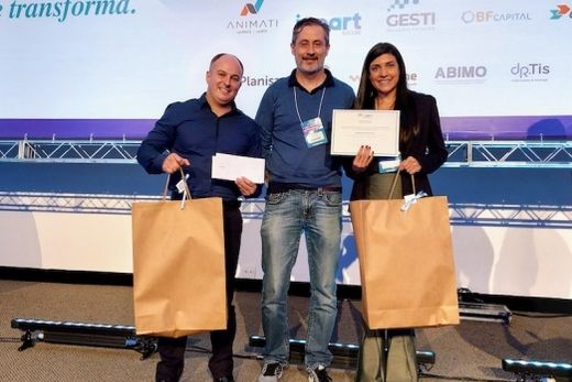Primeiro lugar no Congresso da Fehosp. Peterson Waitman e Natália Vedroni recebem o prêmio pelo projeto Amigos da Saúde