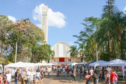 Epicentro. A Praça 'Dr. Leônidas Calígola Bastia', defronte a Igreja Matriz e a Casa da Cultura, receberá diversas atrações ? como a Feira de Artesanato