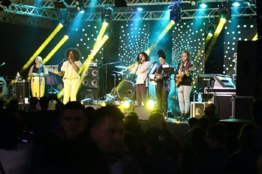 O Palco Viva Cultura. Prefeitura apostou na inovação e trouxe diversas atrações artísticas, que foram prestigiadas por um bom público no Parque Ecológico