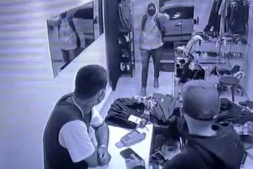 O assalto. Câmera registrou a ação dos criminosos dentro da loja, no fim da tarde da segunda-feira (20)