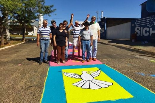 Enfeites no Turvo. Comunidade católica, professores e estudantes realizaram a ornamentação de Corpus Christi em todo o quadrilátero da Praça Central
