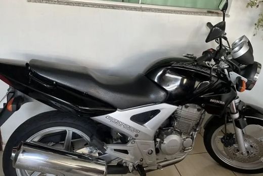 Furto. Veículo estava estacionado na Rua Antero Quaresma