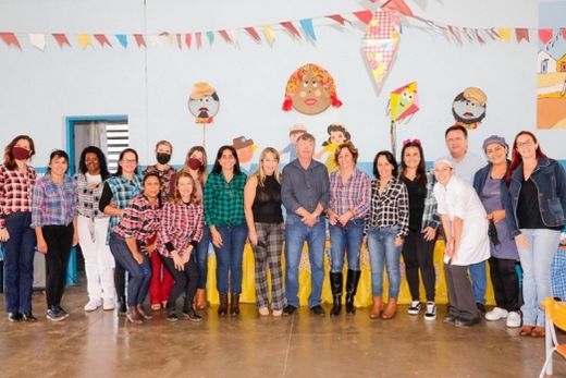 Festa junina. Prefeito Cido Ferrai prestigiou a celebração na EMEI 'Professoa Sigmar José Groppa'