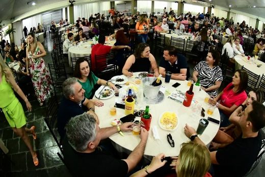 No Salão Social 'Antonio Fechio'. Comida boa, atrações musicais, descontração e integração marcaram o evento, que tem Valdir de Souza no preparo da feijoada
