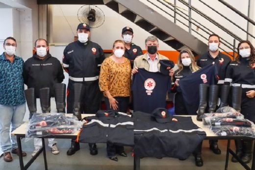 Entrega realizada. Cada profissional do Samu recebeu dois kits do uniforme padrão, composto por botas, macacões, camisetas e bonés