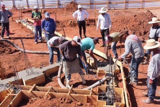 Mãos à obra. A construção teve início no mês passado e toda estrutura de fundação já foi finalizada
