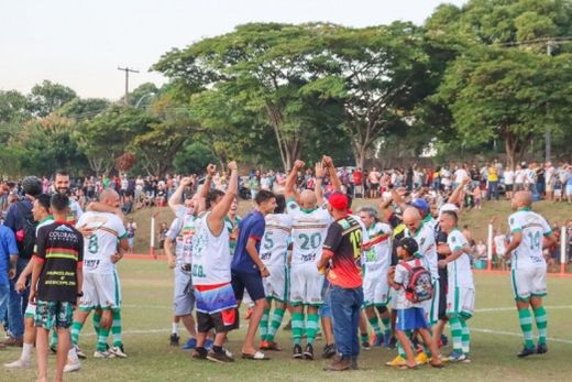 Taça Kito Pereira. Unidos do Parque Aliança comemora a vitória na final