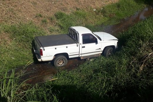Acidente.  Caminhonete caiu dentro do Rio São Lourenço e deixou motorista ferido