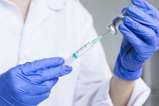 Quarta dose.  Para receber o imunizante é preciso ter tomado a terceira dose há, pelo menos, quatro meses