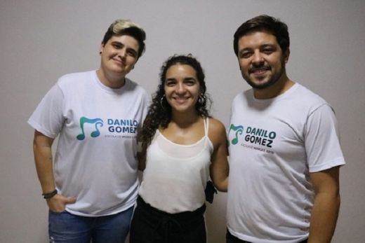 Base musical. Amanda (professora de violão), Drielle Camargo e Danilo Gomez comemoram a aprovação