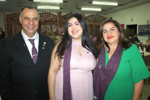 Os presidentes. Júlio Cesar (Rotary), Pâmela (Rotaract) e Lucineia Saccani (Casa da Amizade); João Manoel Araujo Santos (Interact) com sua mãe Edna