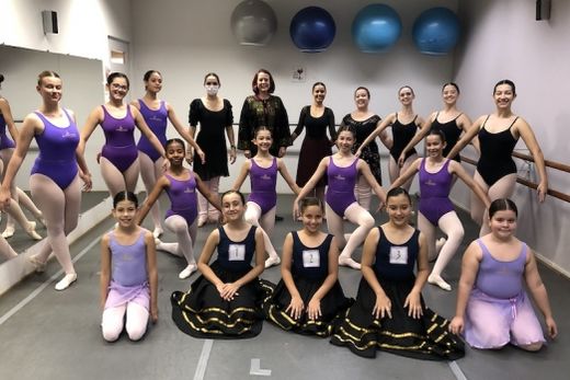 Aprimoramento. As alunas de ballet com a professora Renata Canova e a examinadora brasileira da RAD, Mônica Truffi Dickson Place
