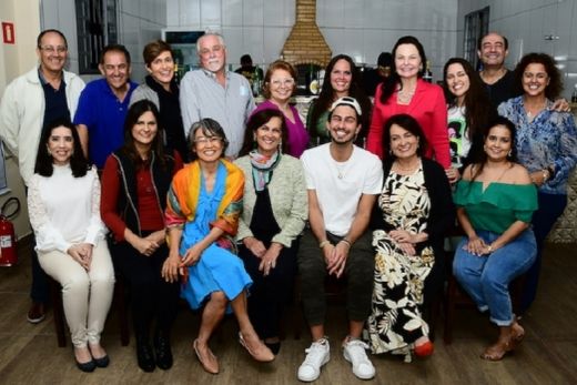 Diretores, voluntários e João Cecchetto, representando Silvio Cecchetto. Confraternização e retomada do programa para atender a mais 1.500 alunos
