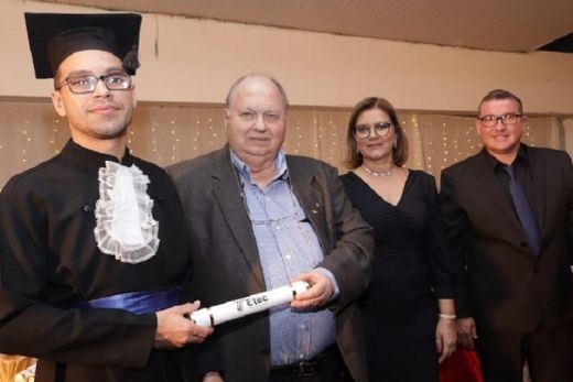 Em solenidade na Sorema. Eduardo Fernandes (Eletromecânica), Bruno Bambozzi Filho, Ana Claudia Pereira e Thiago Prado (coordenador do curso de Eletromecânica)