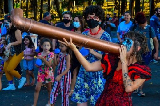 Na Matinha do Bosque. Apresentação de 'Nascer é como entrar em um rio', do Coletivo 'A Toca'