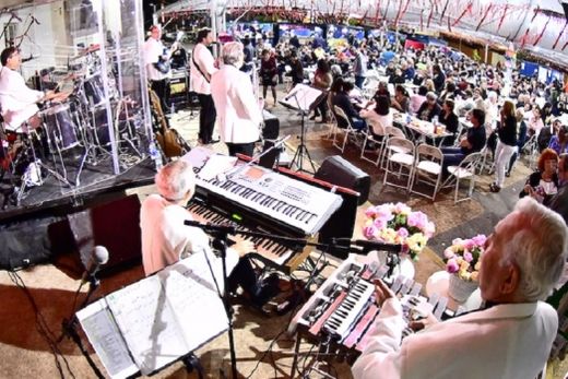 No palco, de novo em sexteto. O conjunto Os Milionários fez outra apresentação memorável diante de uma grande plateia