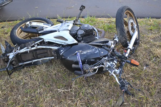 Acidente de trânsito. Motociclista ficou ferido após bater contra poste