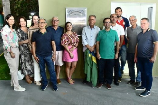 Diante da Placa Inaugural. Natália, Cláudia, Daniela, Pedro, Edson, Mirela, Matturro, Douglas, Jan, Mateus, Pinduca e Carlos
