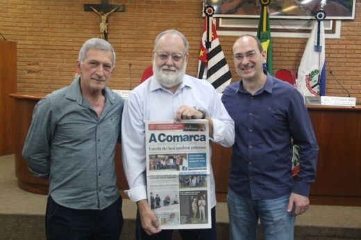 Patrimônio Cultural de Matão. O vereador Paulo Bernardi entre Paulo Sérgio Gabriel e Sergio Gabriel, diretores de A Comarca