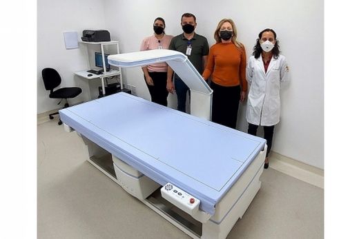 Junto ao aparelho. Bruna Castro (gerente de serviço de imagem), Jonas Contarim (engenheiro de segurança do trabalho), Denise Minelli (superintendente) e Jaicer Rolo (médica radiologista)